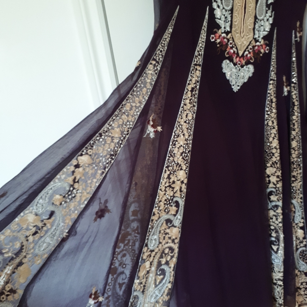 Traditional outfit - Picture 6 of 8